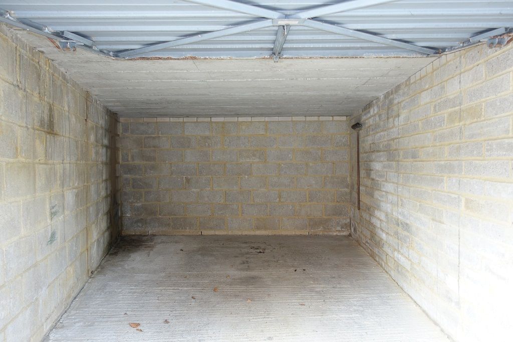 Garage in Block